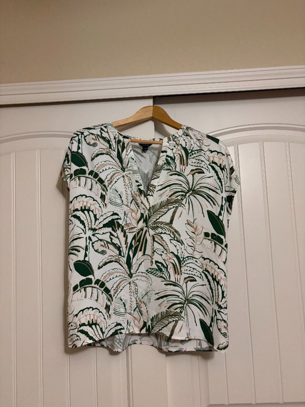 Ann Taylor Tropical Print Popover Blouse Medium White Short Sleeve  Flowers Palm